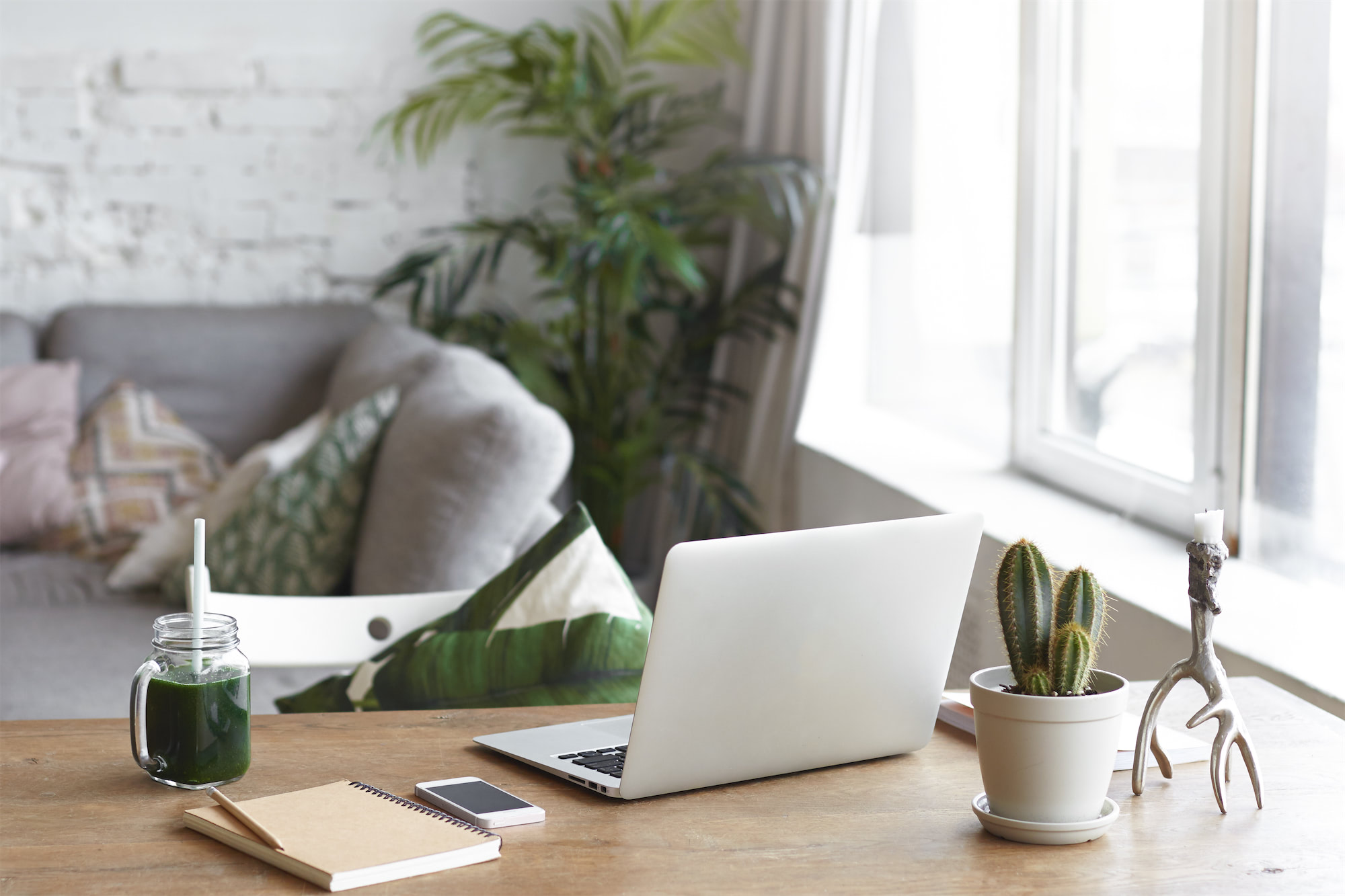 modern-workspace-with-bright-ambient-verkleind