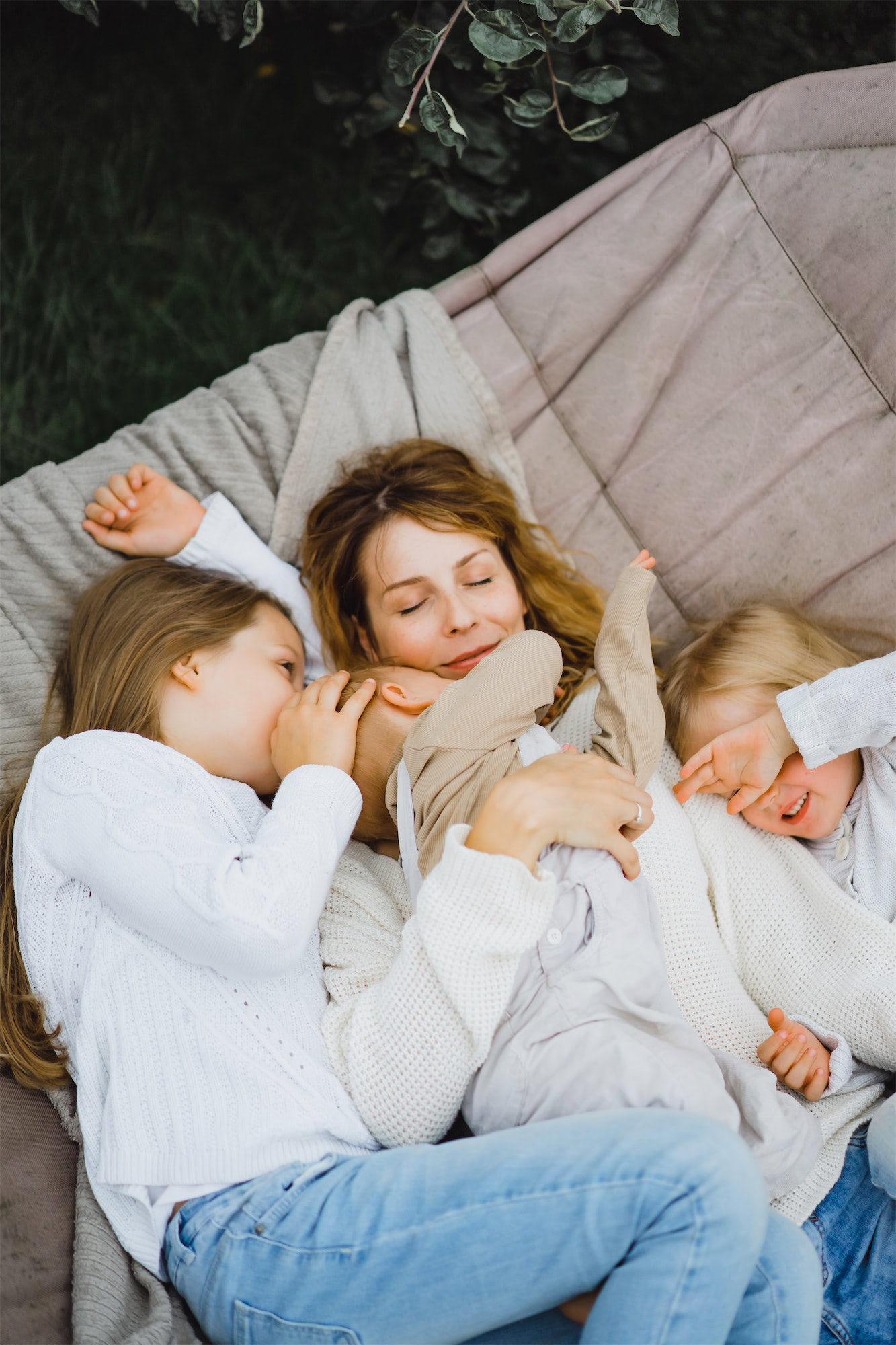 mother-with-children-having-fun-hammock-mom-kids-hammock (1)-verkleind